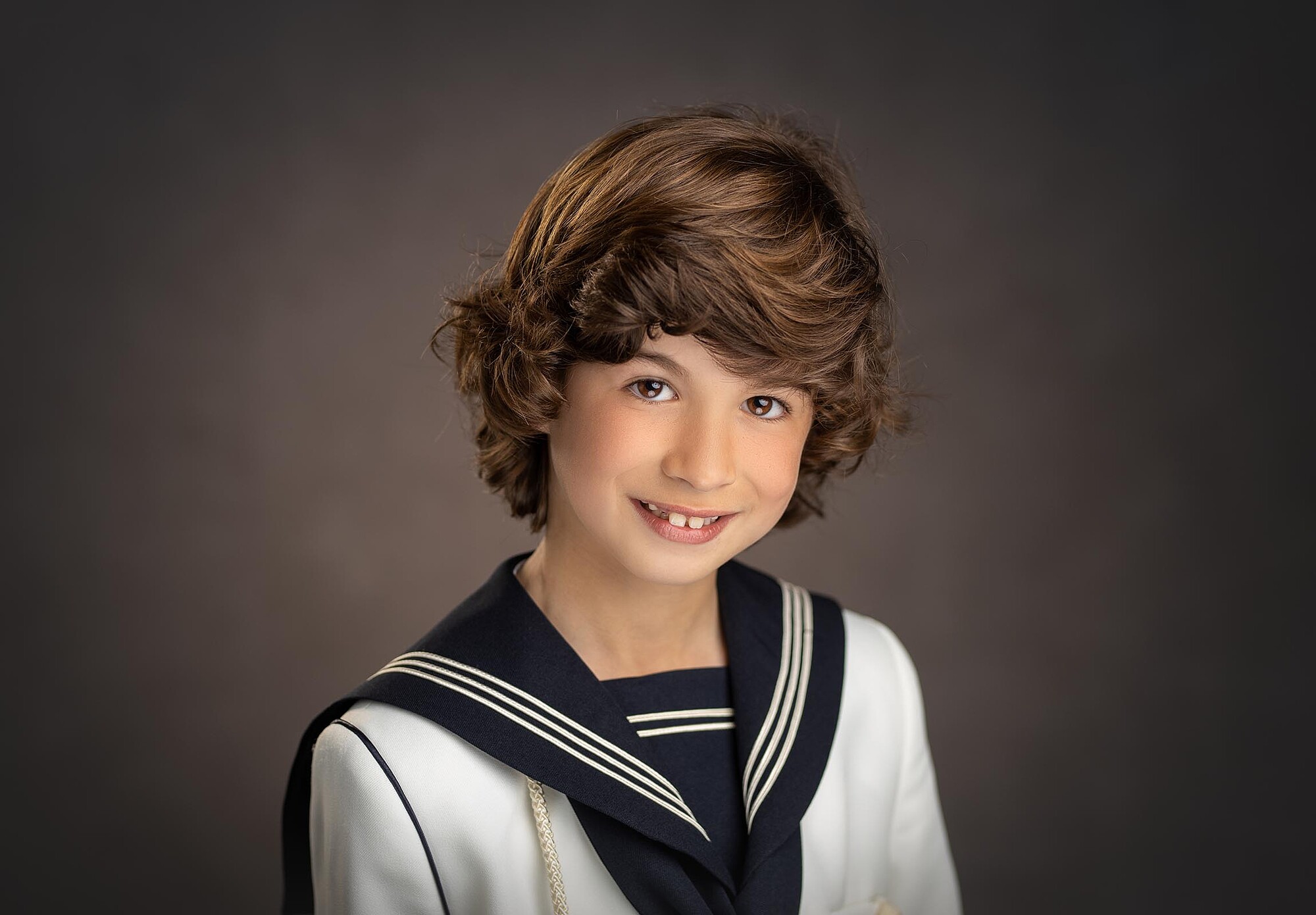 Niño de comunión Primer plano de niño de comunión en estudio.