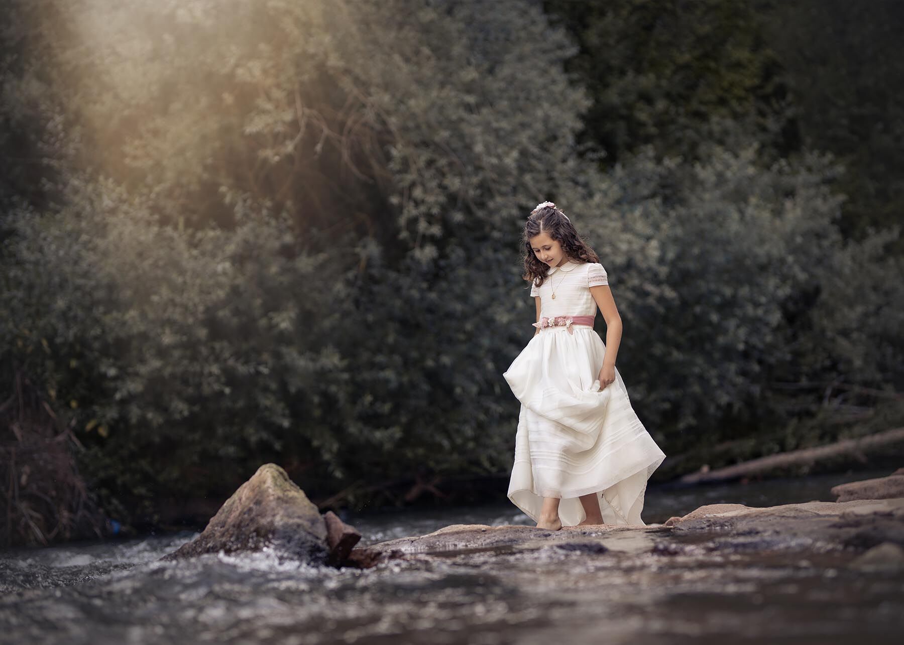 Niña de comunión Niña de comunión posando junto a las orillas del río Najerilla.