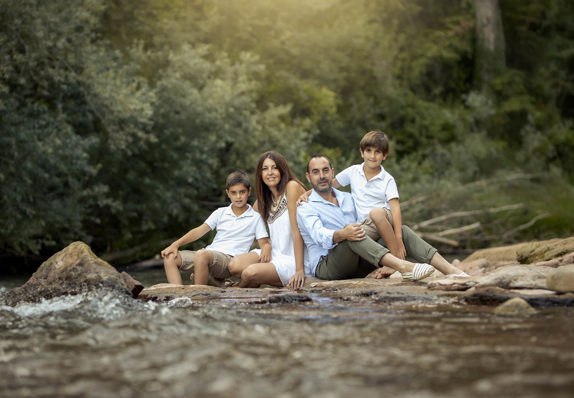 Familia en el reportaje de comunión de sus hijos junto a un precioso río de La Rioja.