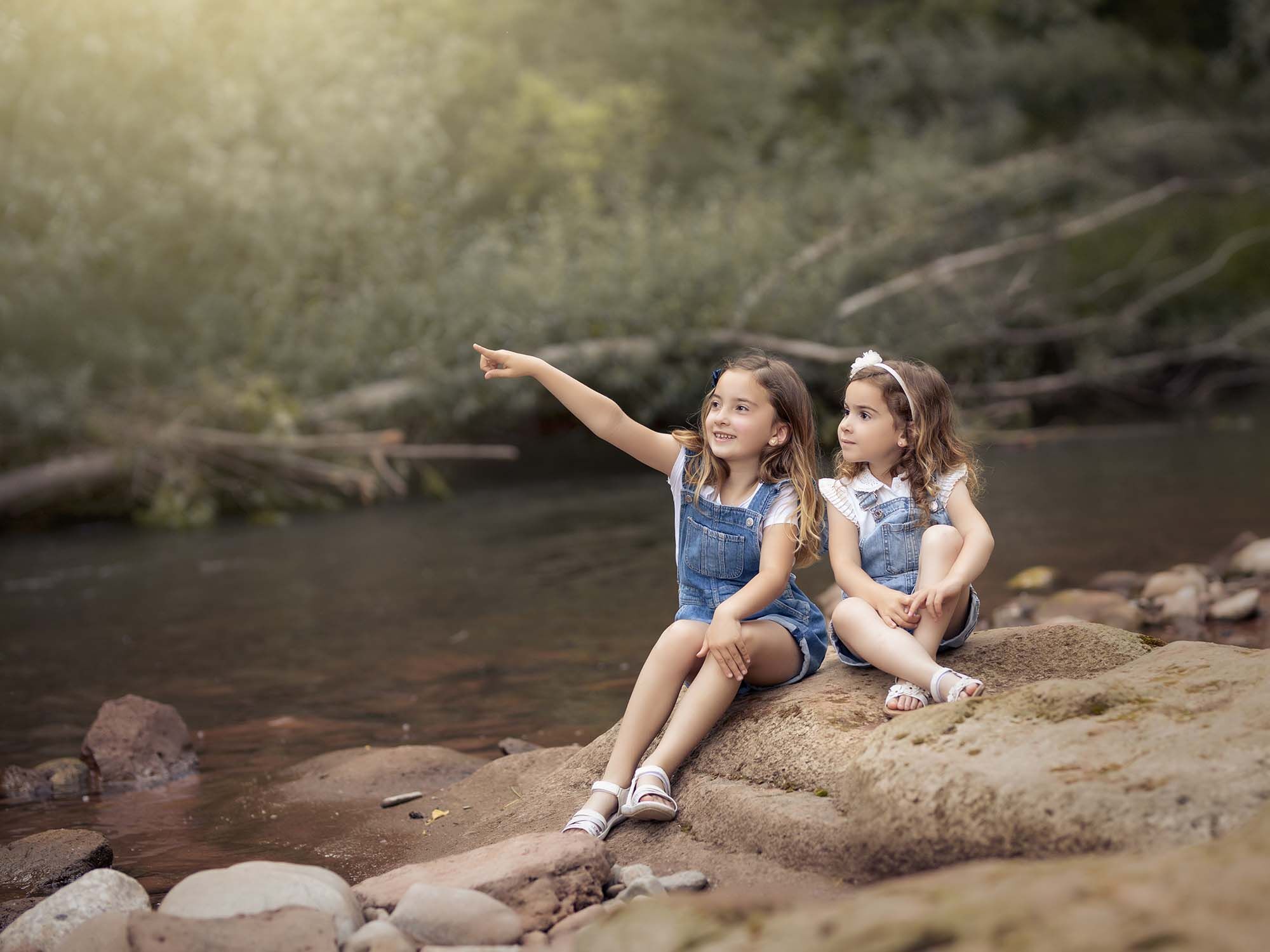 Sesión infantil de hermanas cerca de un río. 