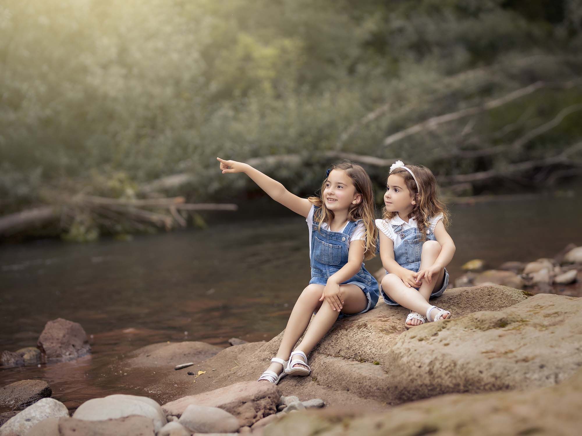 Hermanas en el río Sesión infantil de hermanas cerca de un río.