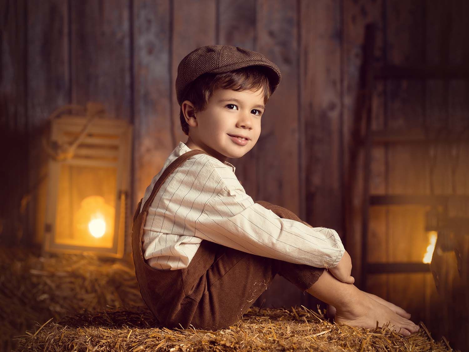 Niño en el pajar Hugo en un bonito decorado de estudio llamado el pajar.