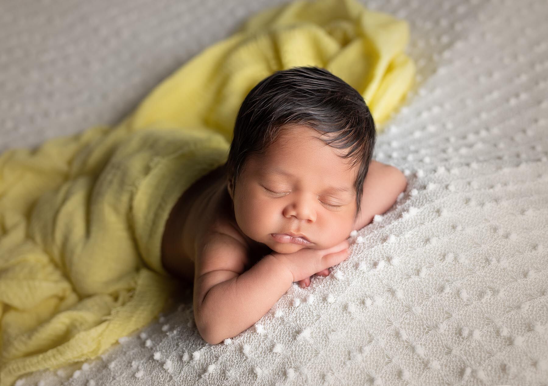 Bebé dormido Precioso recién nacido dormido en su sesión newborn en estudio.