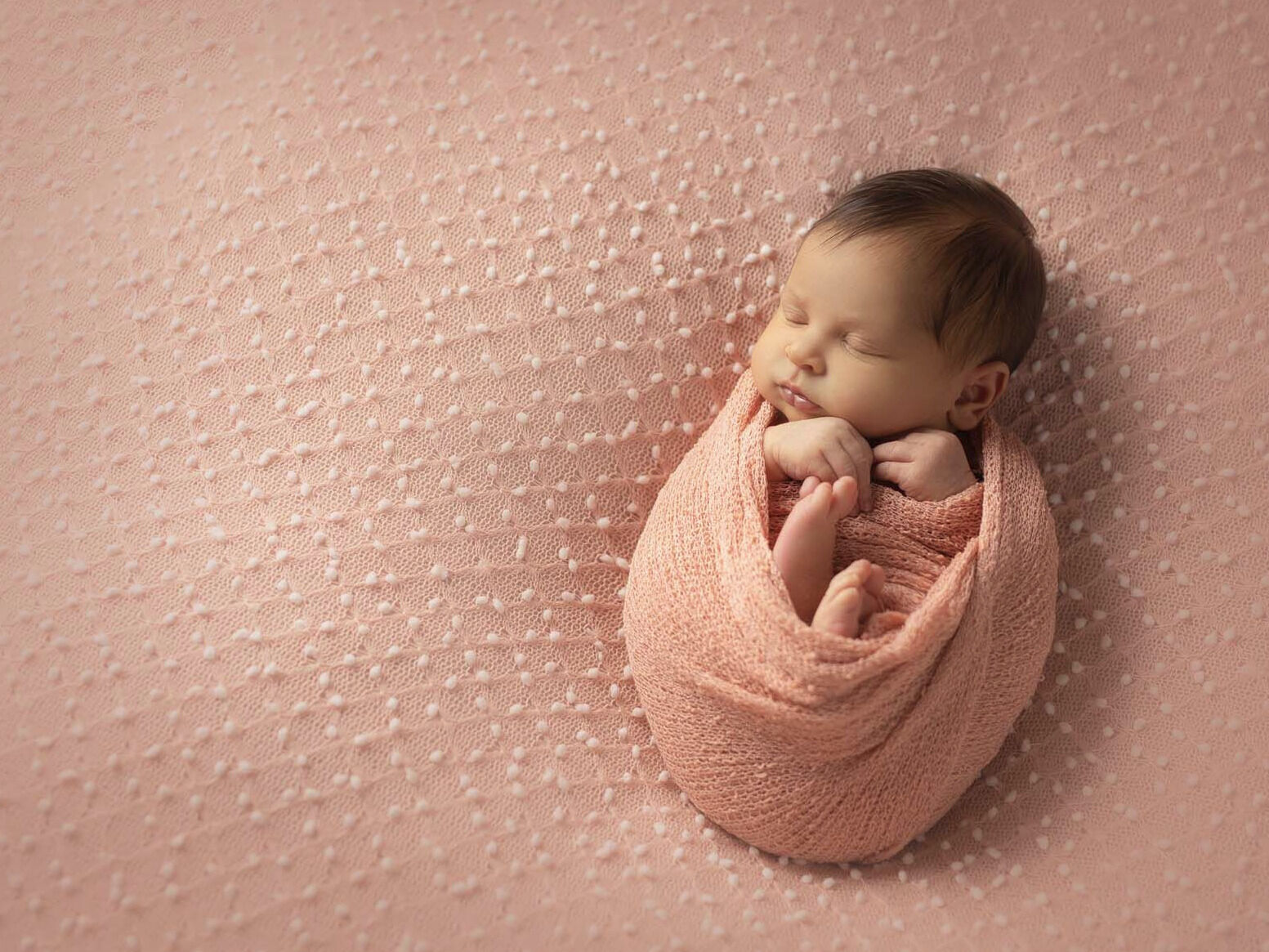 Bebé envuelto Fotografía de recién nacido envuelto.