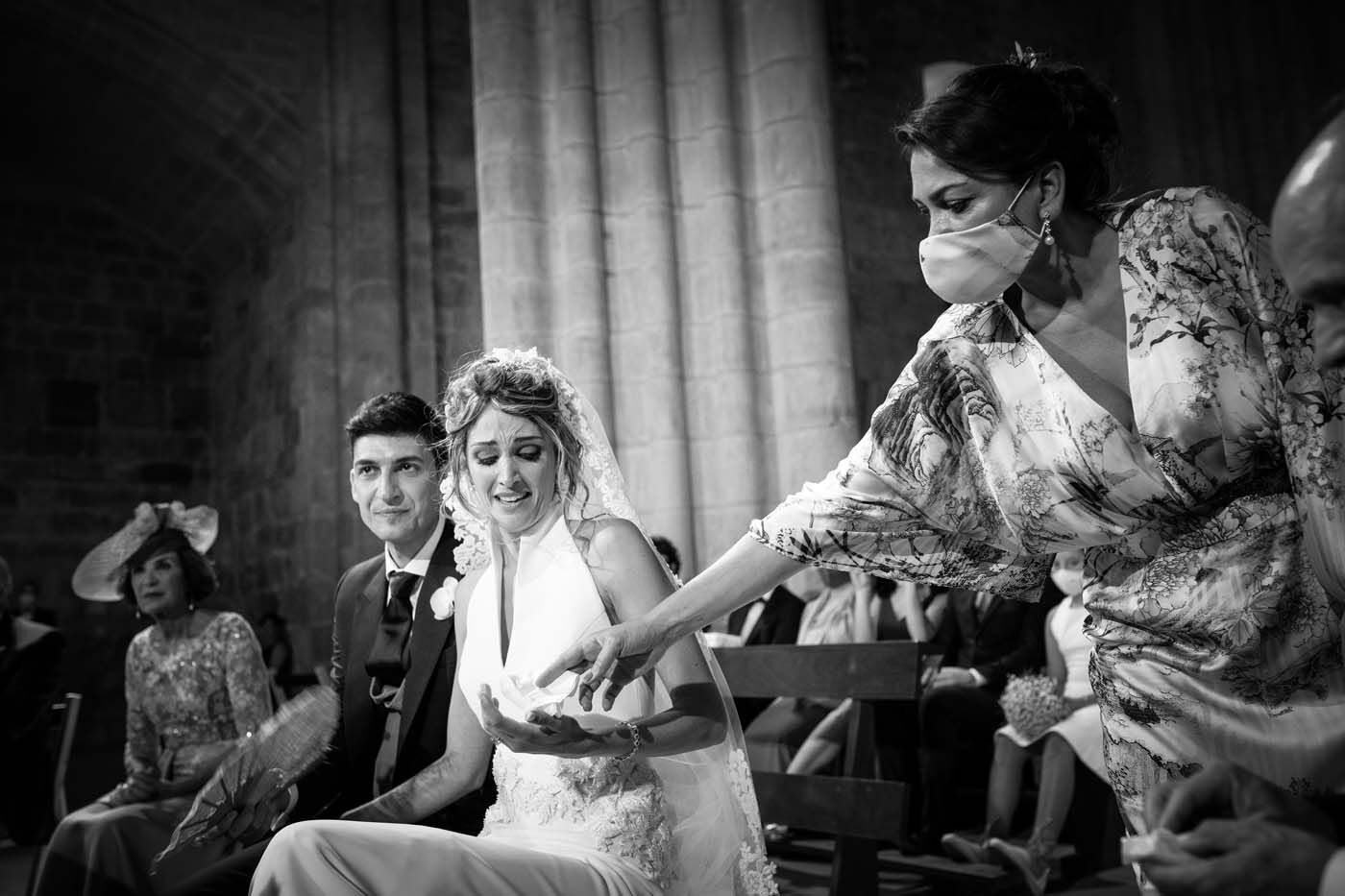 Novia emocionada María entre lágrimas y emocionada en su boda celebrada en Nájera.