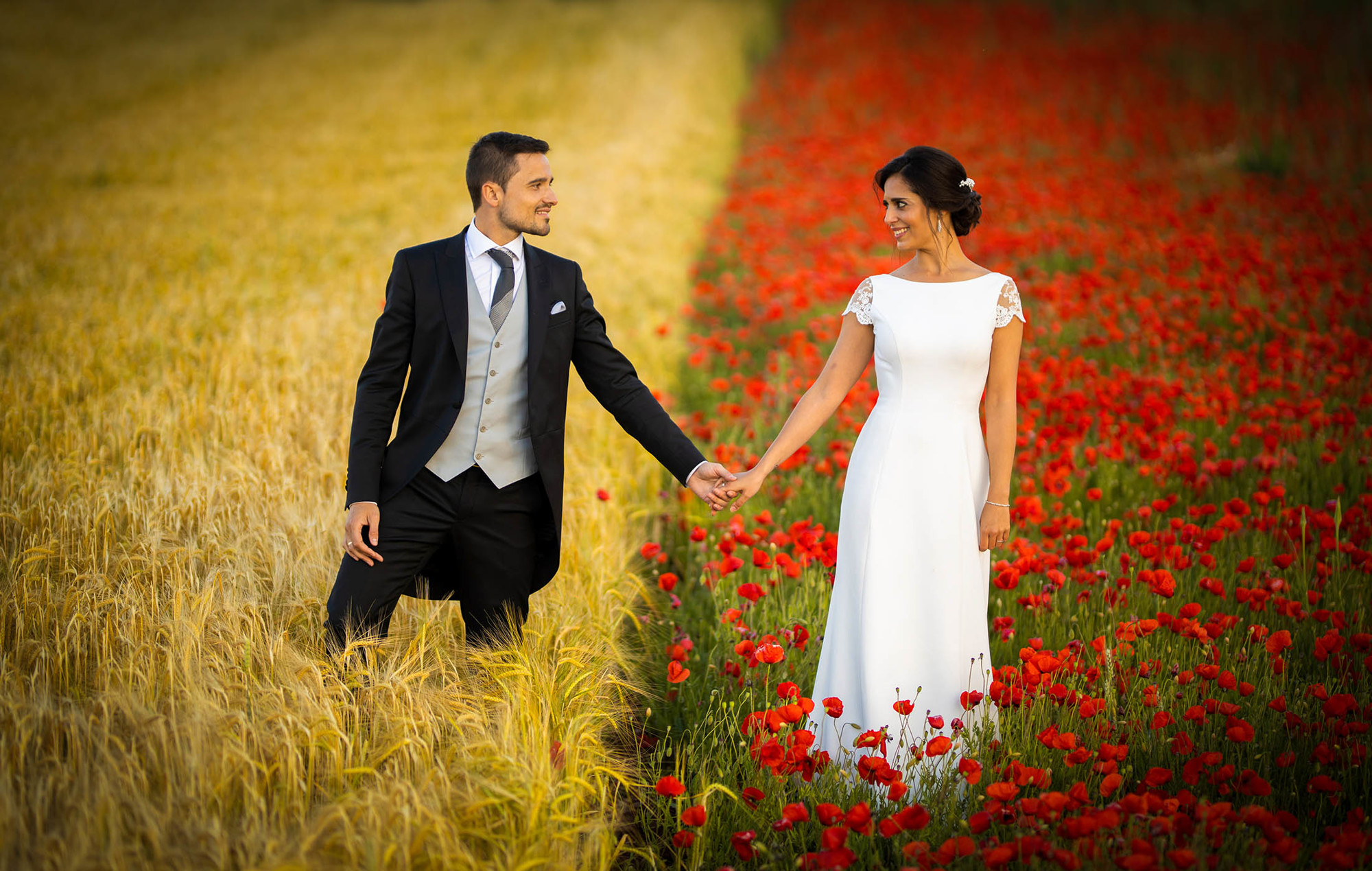Postboda entre amapolas y trigos Postboda en campos de amapolas y trigos con Raquel y Víctor.