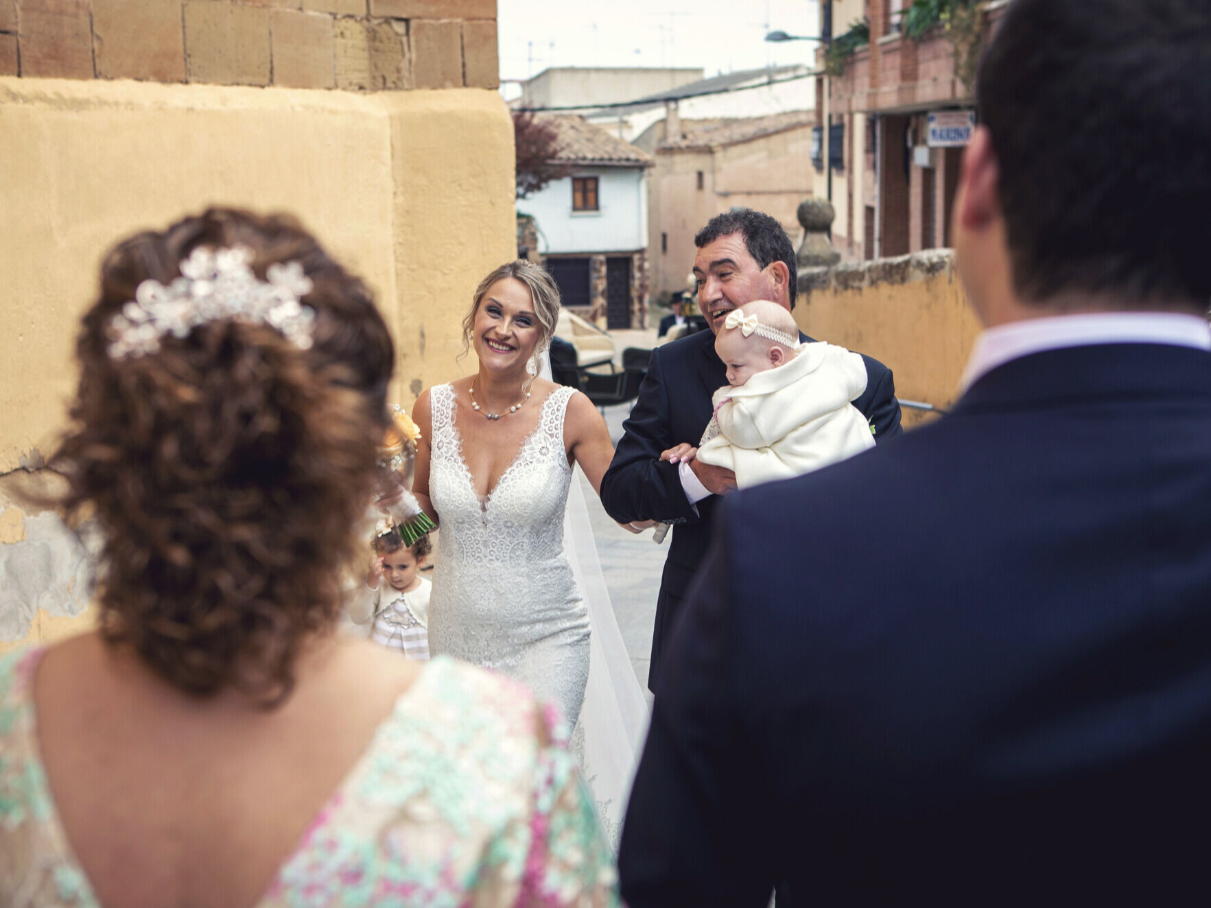 Llega la novia Novia a punto de llegar a la iglesia de Nájera el día de su boda.