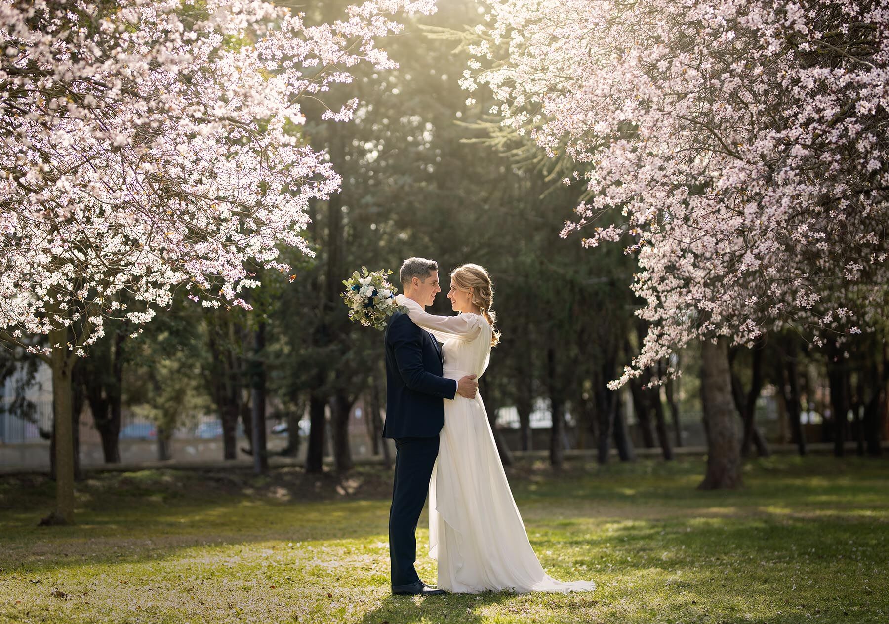 Entre flores Pareja de novios entre flores en una boda en Logroño.