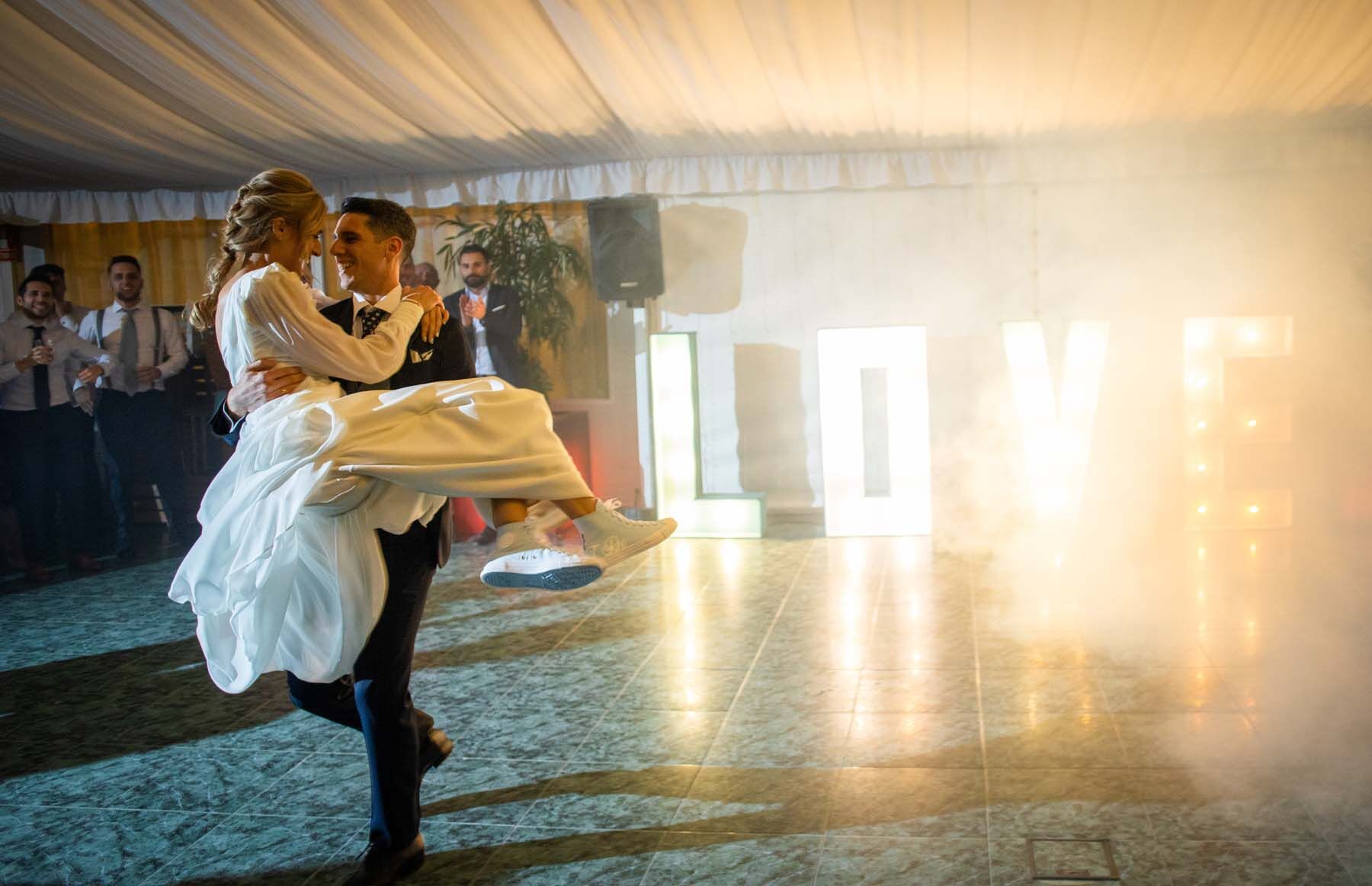 Raquel y José Ramón bailando el día de su boda en el hotel San Camilo.